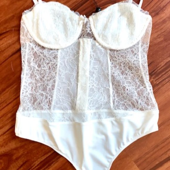 FOR LOVE & LEMONS WHITE LACE FEMININE BODYSUIT, S - Picture 3 of 8